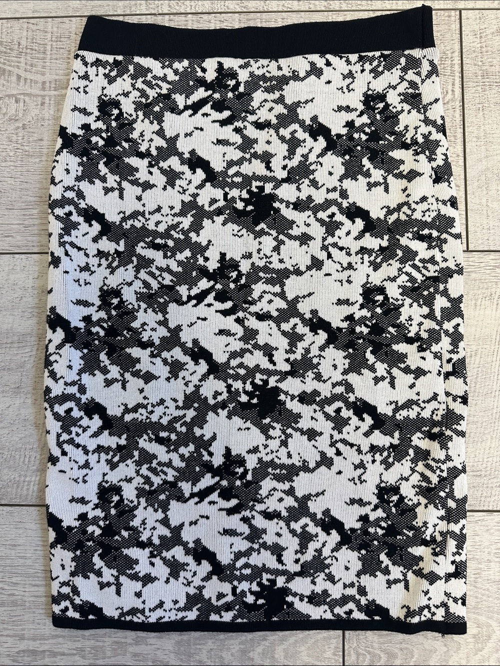 Forever 21 Black and White Patterned Knit Pencil Skirt